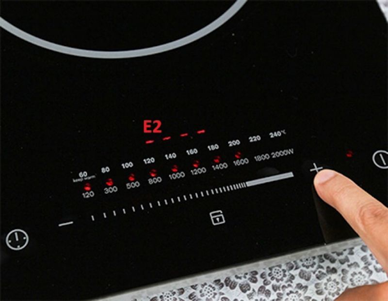 Lỗi E2 do để nồi không có thức ăn quá lâu trên bếp 