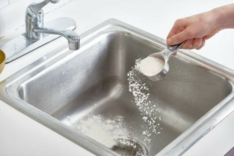 Sử dụng hỗn hợp baking soda, giấm và muối